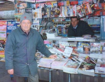 Luciano e Federico Costa in lor kiosque in Roma.